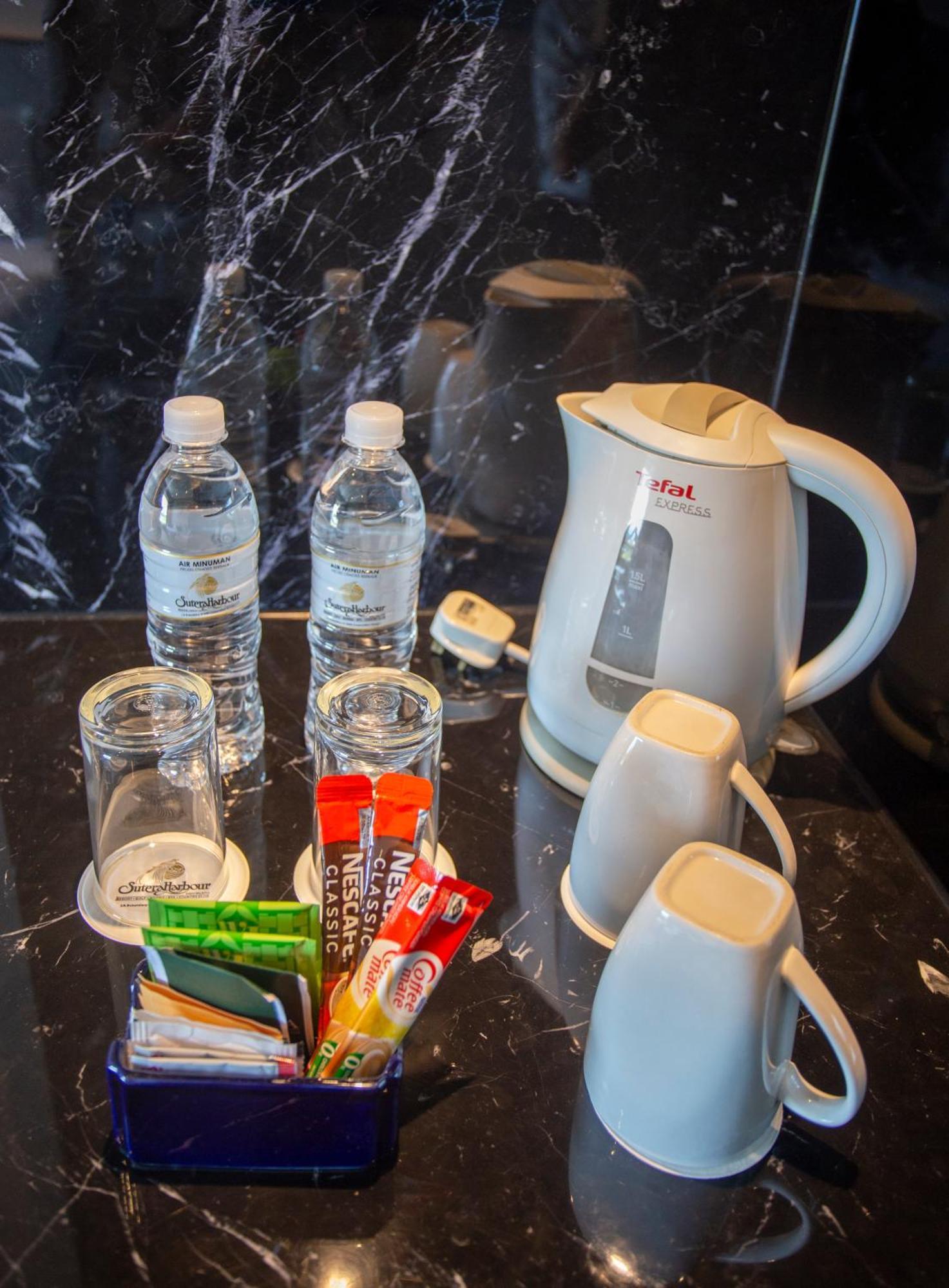 Hotel The Pacific Sutera Kota Kinabalu Zewnętrze zdjęcie A kettle with bottled water and coffee