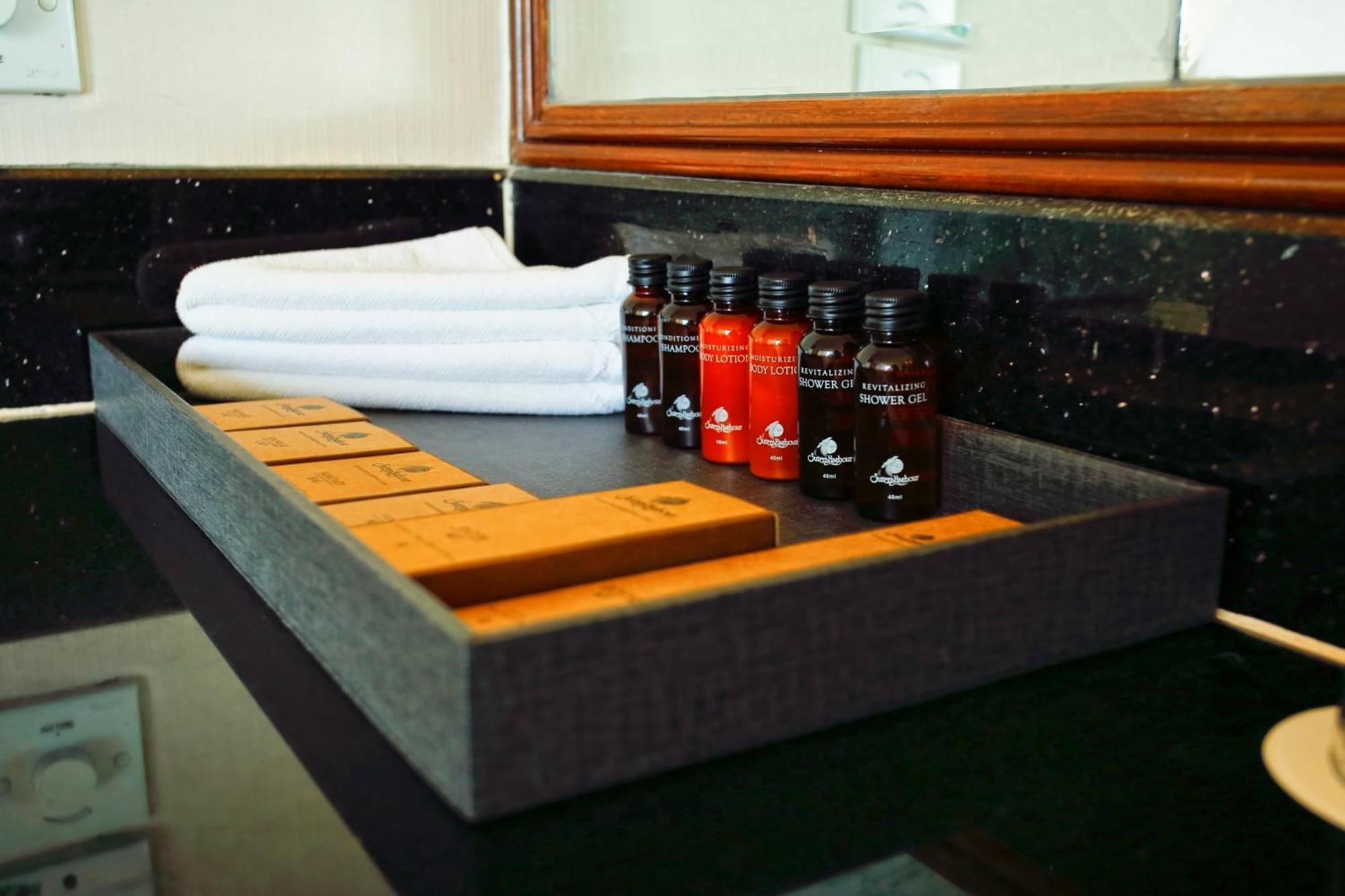 Hotel The Pacific Sutera Kota Kinabalu Zewnętrze zdjęcie A bathroom tray