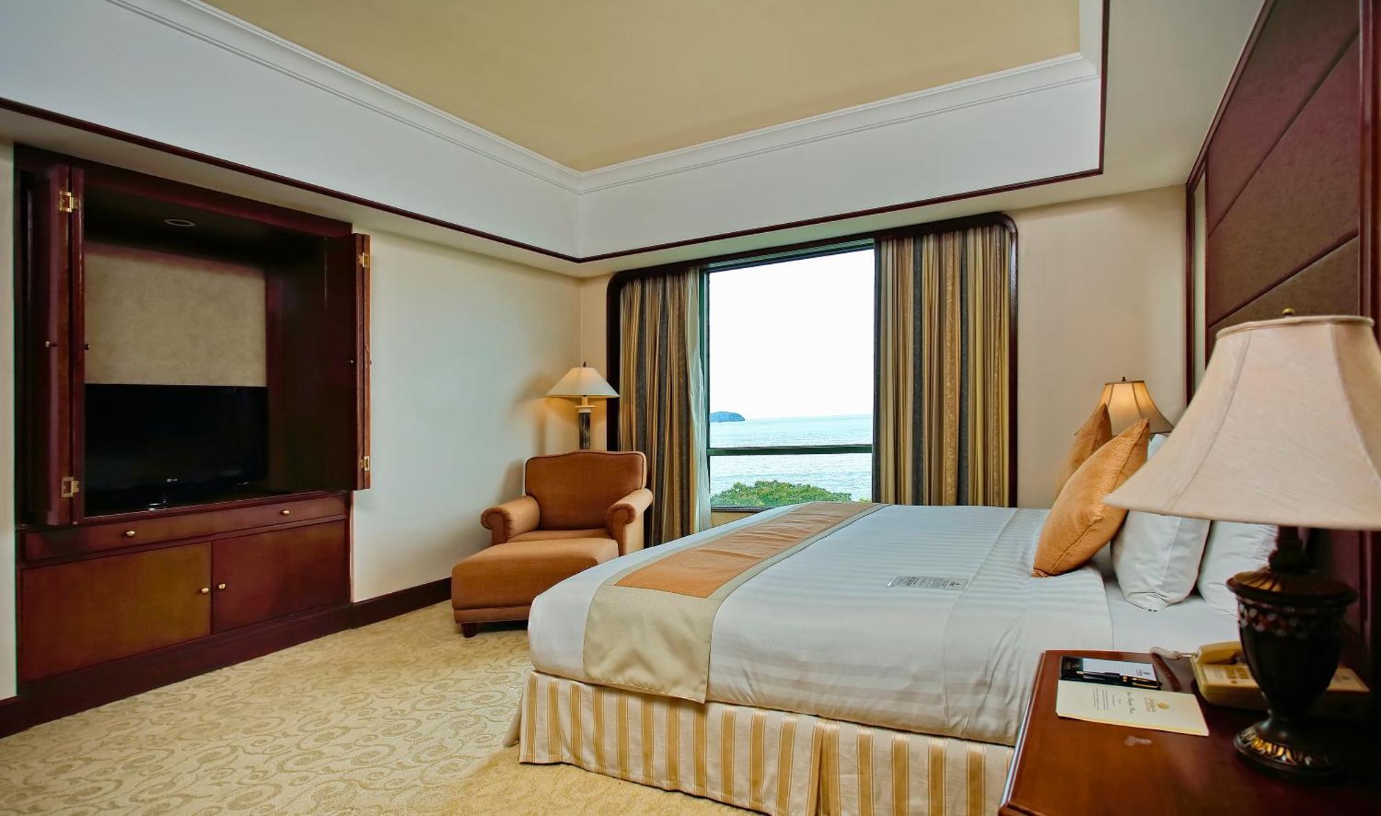 Hotel The Pacific Sutera Kota Kinabalu Zewnętrze zdjęcie A bedroom at the Shangri-La Hotel, Kuala Lumpur